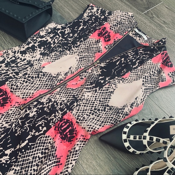 (Size XS) Collective Concepts Front Zip Dress - Picture 5 of 5